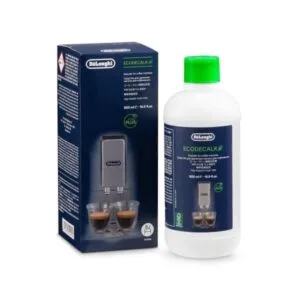 Bouteille de détartrant EcoDecalk De'Longhi avec bouchon vert, accompagnée de deux tasses de café, sur fond neutre.