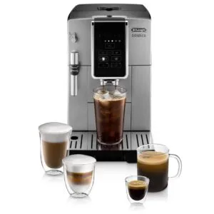Machine à espresso De'Longhi Dinamica argentée avec écran numérique, buse à lait et verres de café à proximité.
