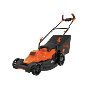 Tondeuse à gazon électrique BLACK+DECKER 12 Amp en noir et orange avec bac de ramassage et roues robustes.