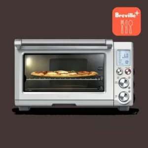 Four à convection Smart Oven™ Pro Breville en acier inoxydable avec fenêtre en verre et plateau de cuisson à l'intérieur.