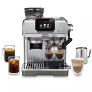 Machine à espresso automatique De'Longhi La Specialista Touch en acier inoxydable avec écran tactile et café préparé.