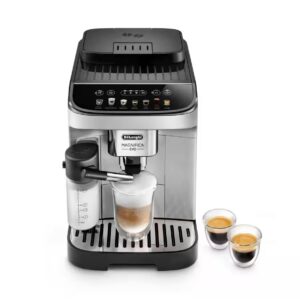 Machine à café automatique De'Longhi Magnifica Evo en argenté avec système de mousse à lait, deux tasses d'espresso à côté.